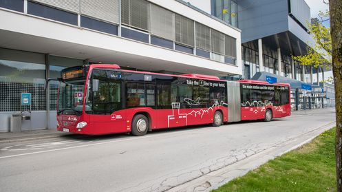 IVB-Bus vor dem Flughafen-Gebäude Innsbruck